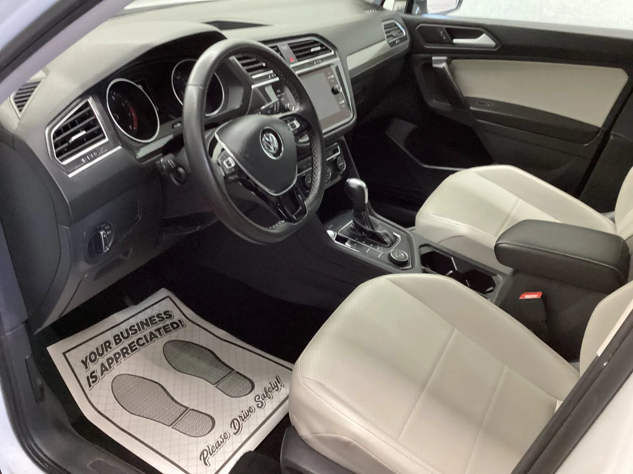 Used 2021 Volkswagen Tiguan SE w/ Panoramic Sunroof Package AWD/4WD image 9
