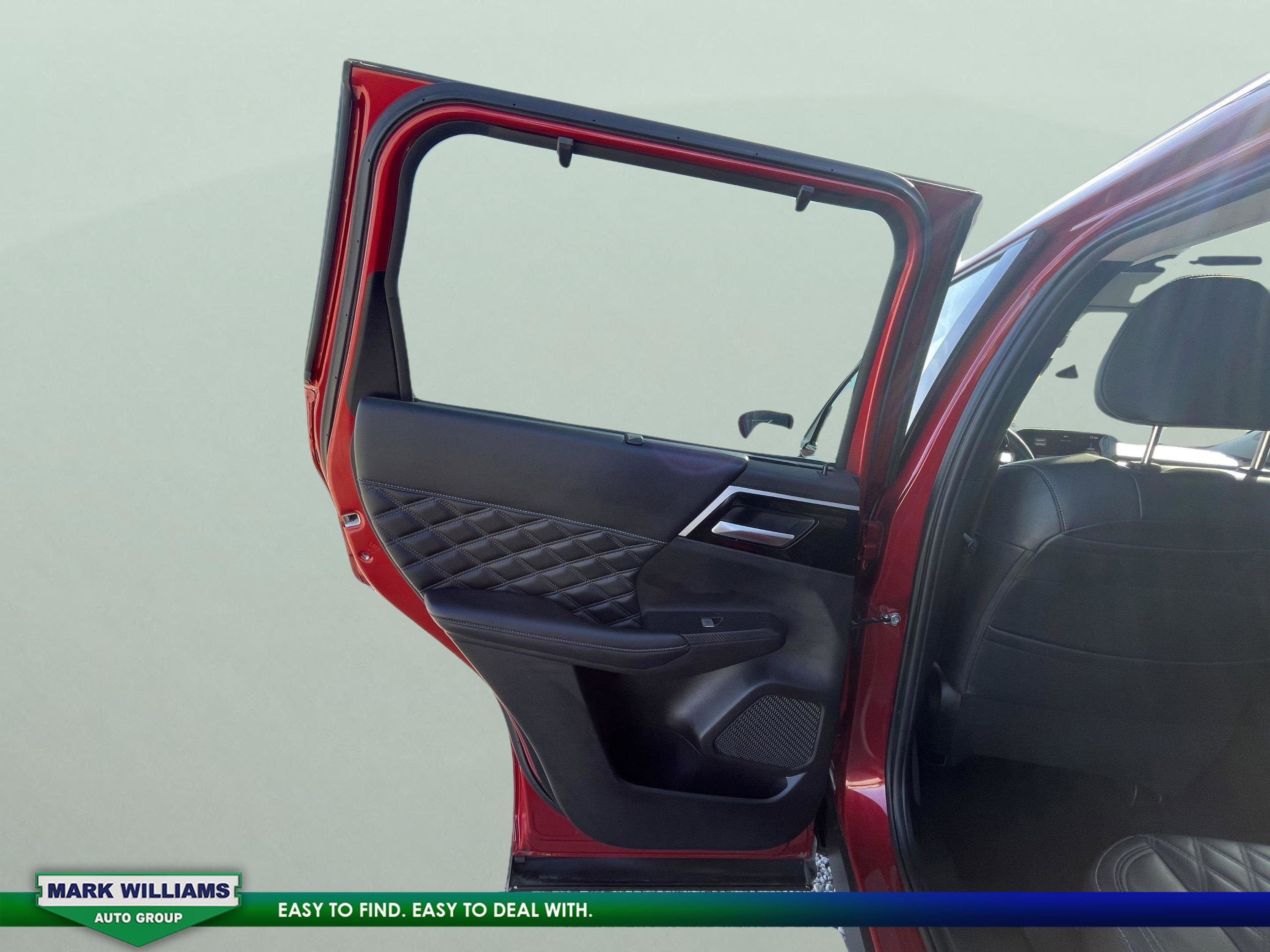 Used 2023 Mitsubishi Outlander SEL image 32