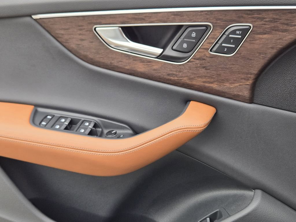 Certified 2025 Audi Q8 Prestige image 28