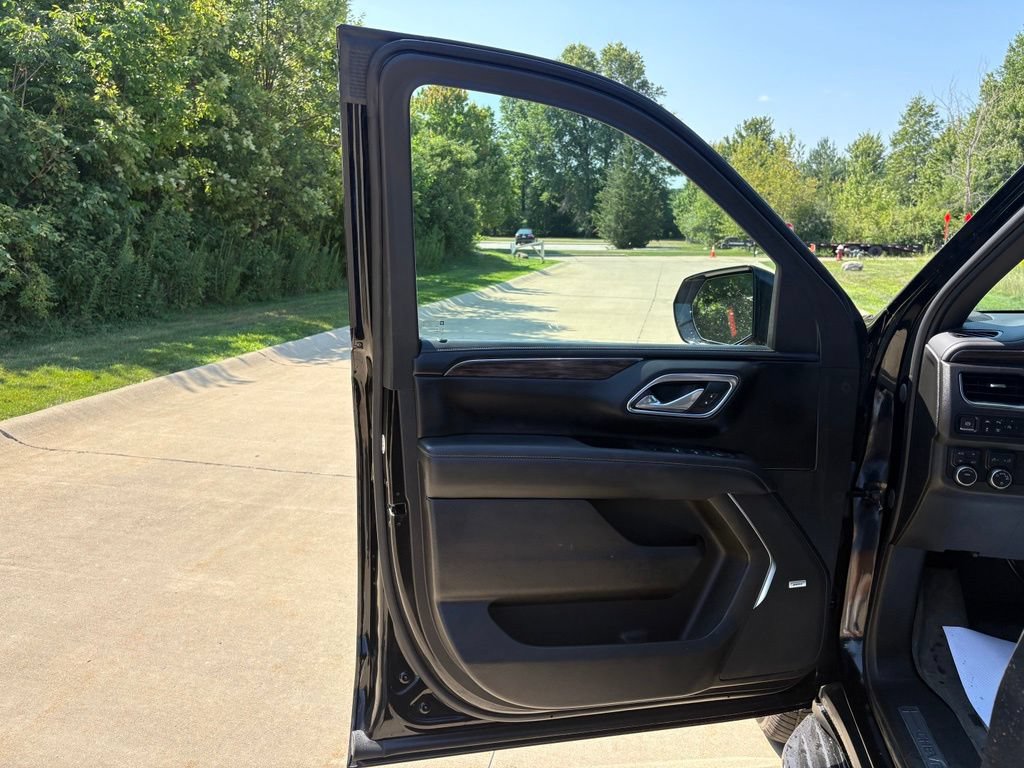 Used 2023 Chevrolet Tahoe LT w/ Luxury Package AWD/4WD image 14