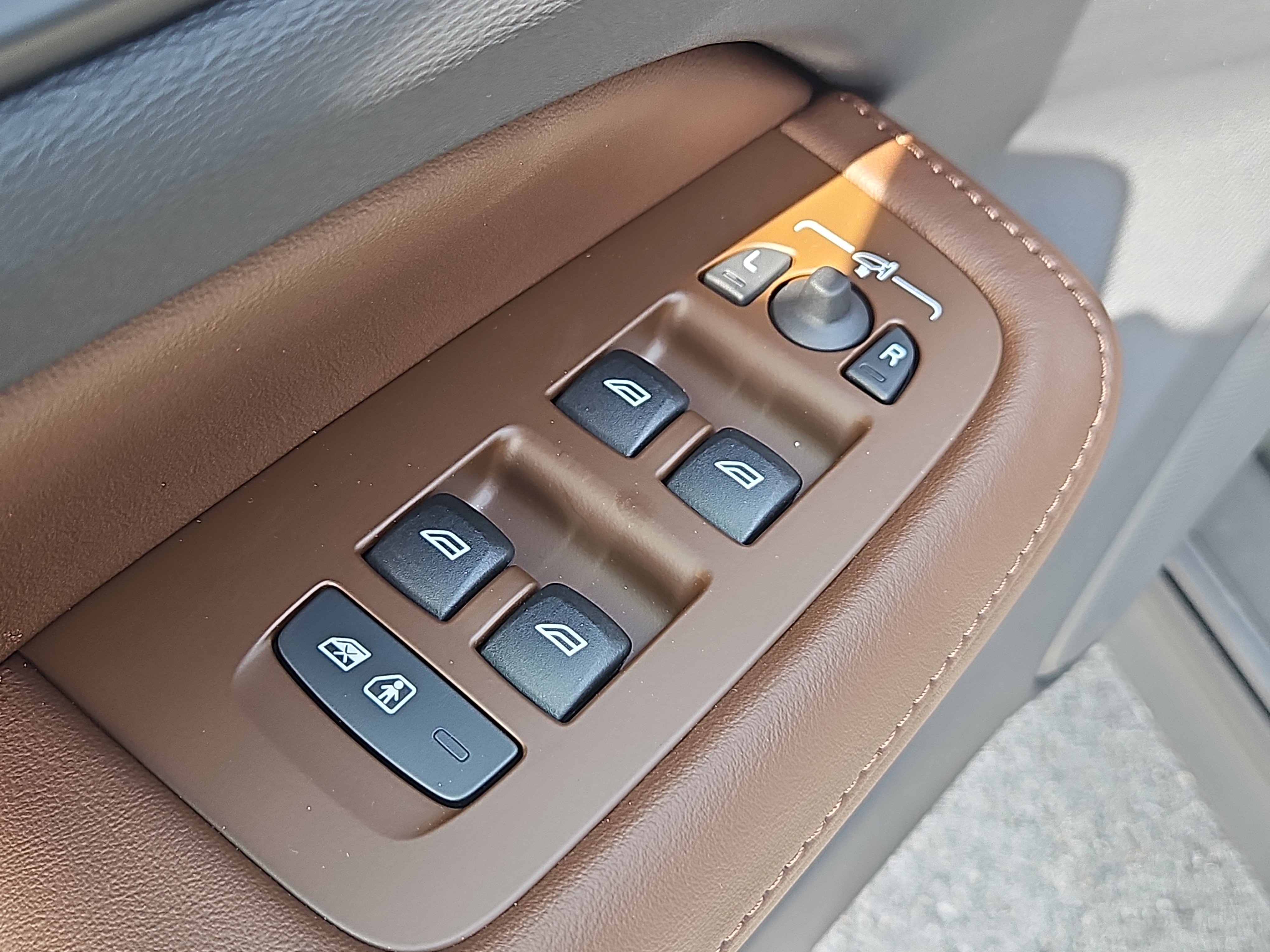 New 2026 Volvo V60 B5 Cross Country Plus w/ Protection Package Premier image 19