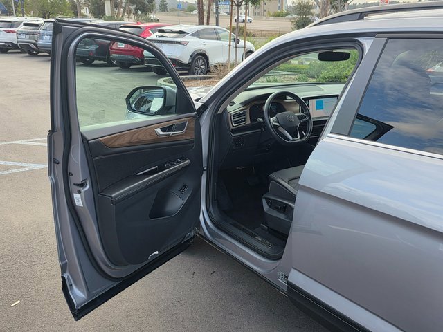 Used 2024 Volkswagen Atlas SE image 38