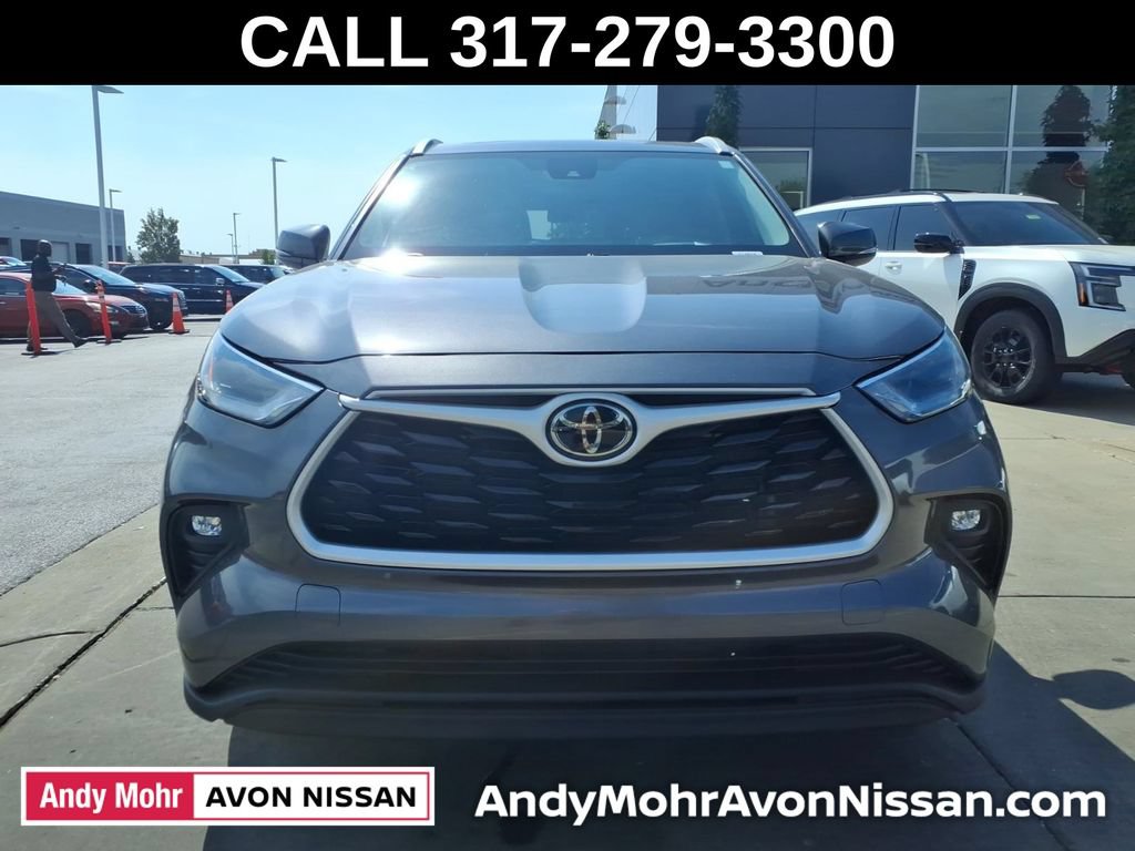 Used 2024 Toyota Highlander XLE AWD/4WD image 3