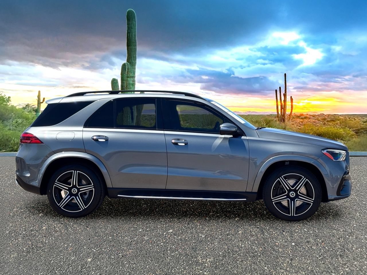 Used 2025 Mercedes-Benz GLE 350 4MATIC w/ AMG Line Exterior image 6