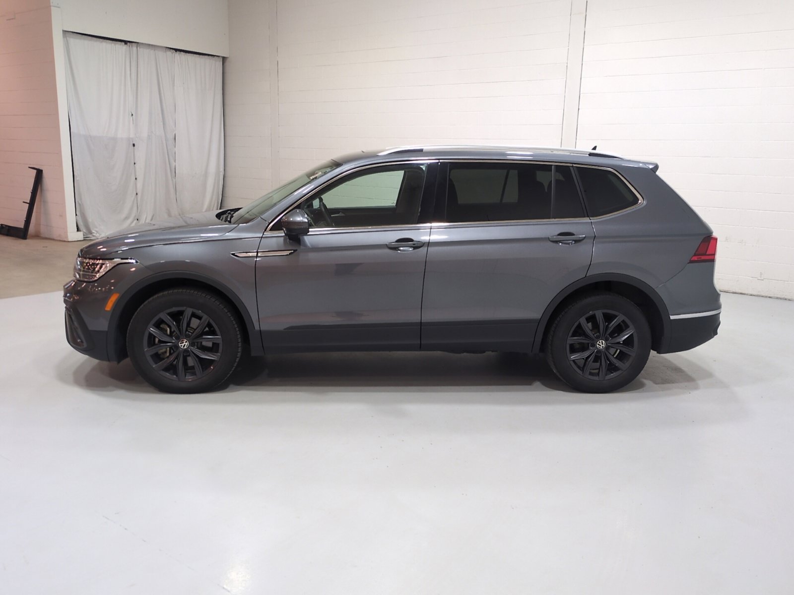 Used 2024 Volkswagen Tiguan SE w/ Panoramic Sunroof Package AWD/4WD image 6