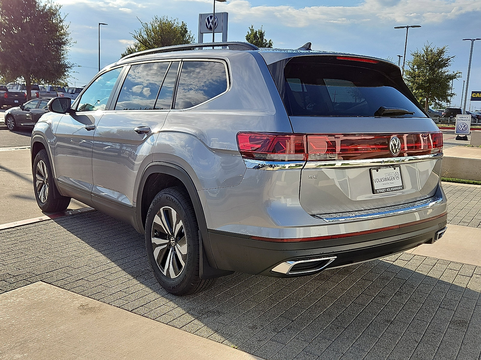 New 2026 Volkswagen Atlas SE image 2