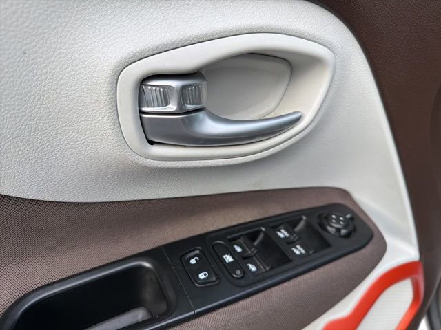 Used 2016 Jeep Renegade Latitude w/ Popular Equipment Group image 27