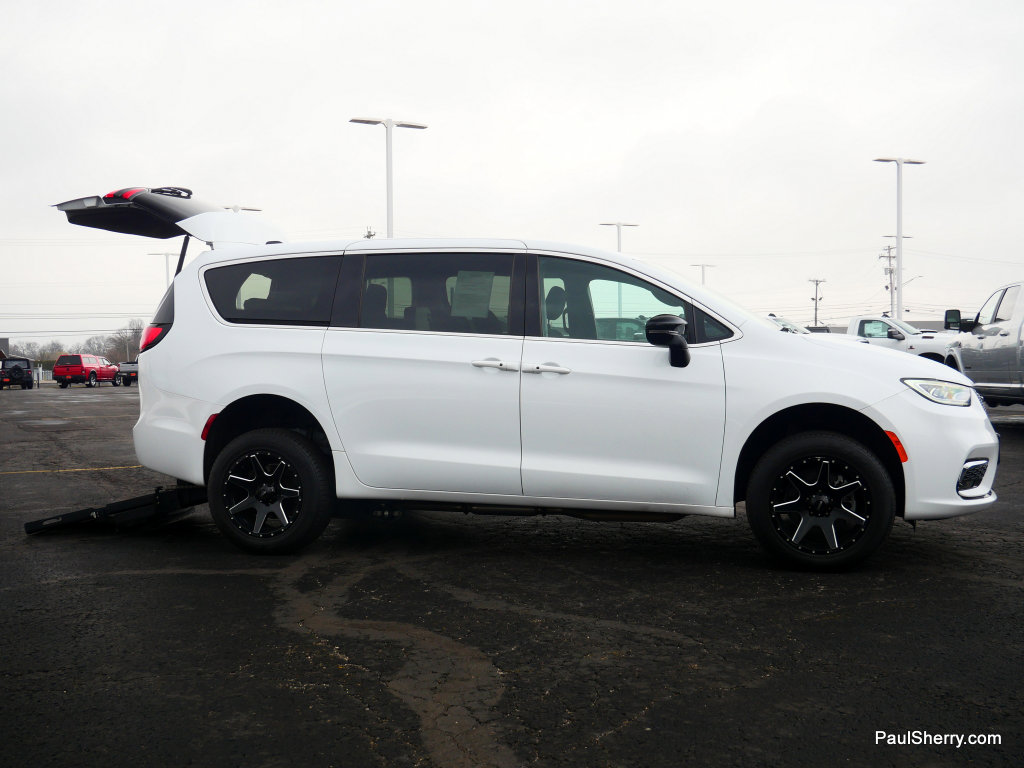 Used 2024 Chrysler Pacifica Touring image 10