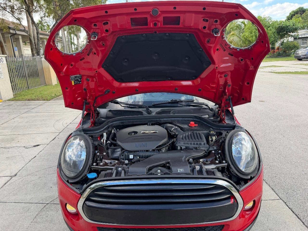 Used 2019 MINI Cooper 4-Door Hardtop w/ Signature Upholstery Package image 32
