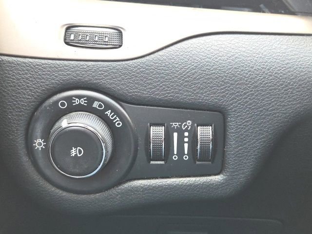 Used 2015 Jeep Cherokee Latitude w/ Cold Weather Group image 26