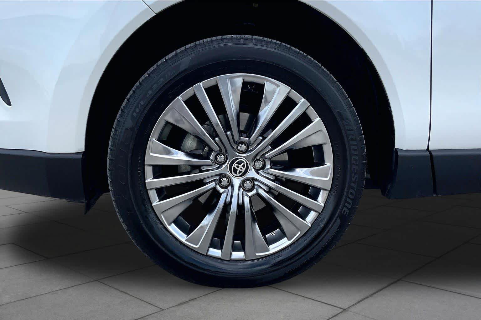 Used 2024 Toyota Venza XLE AWD/4WD image 11