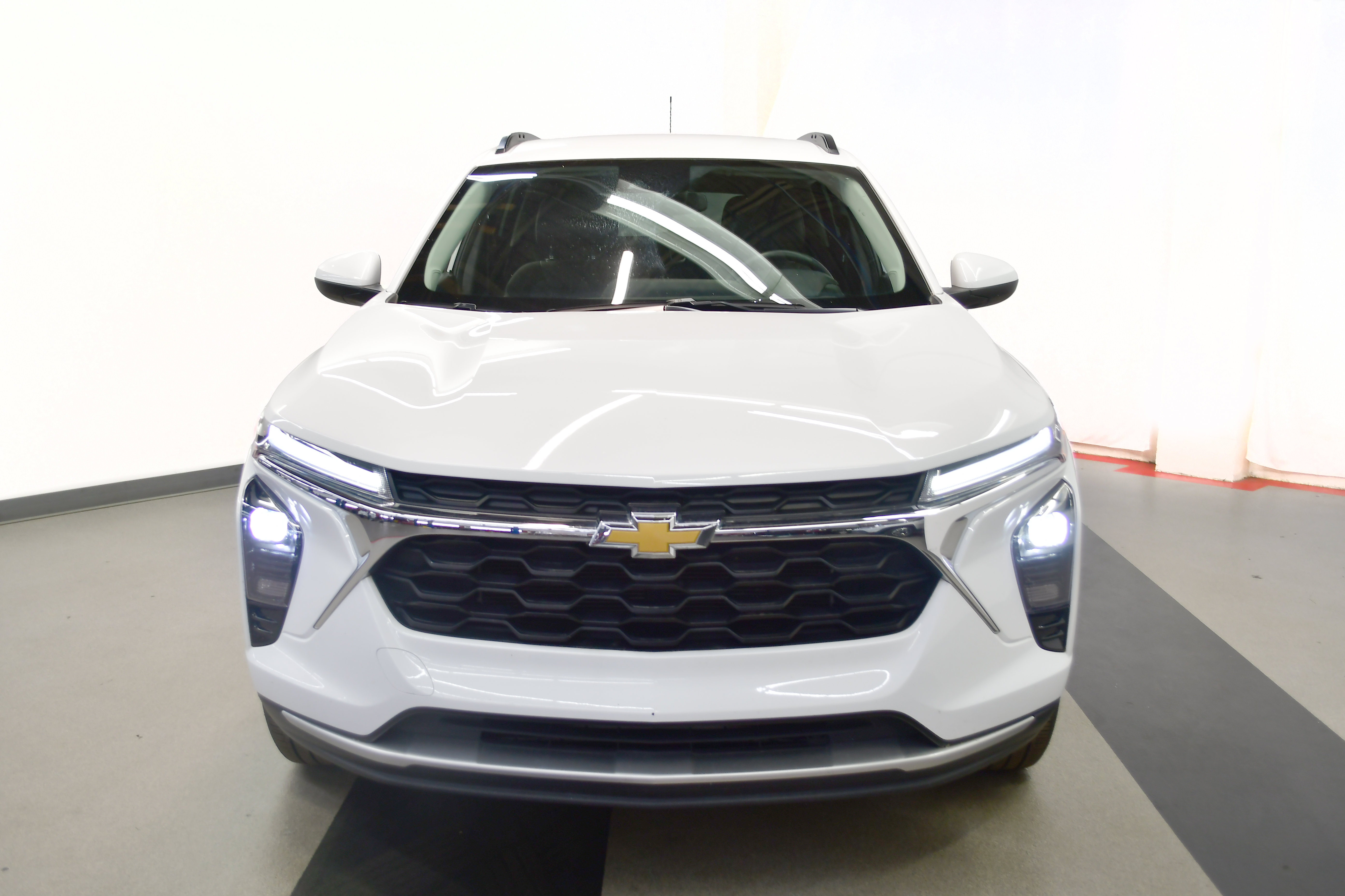 Used 2025 Chevrolet Trax LT w/ LT Convenience Package FWD image 3