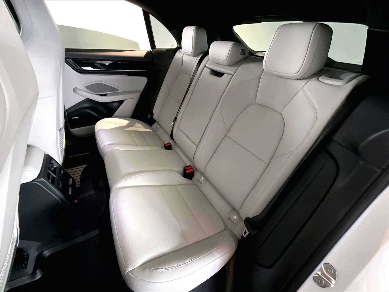 Used 2025 Porsche Macan 4 Electric image 29