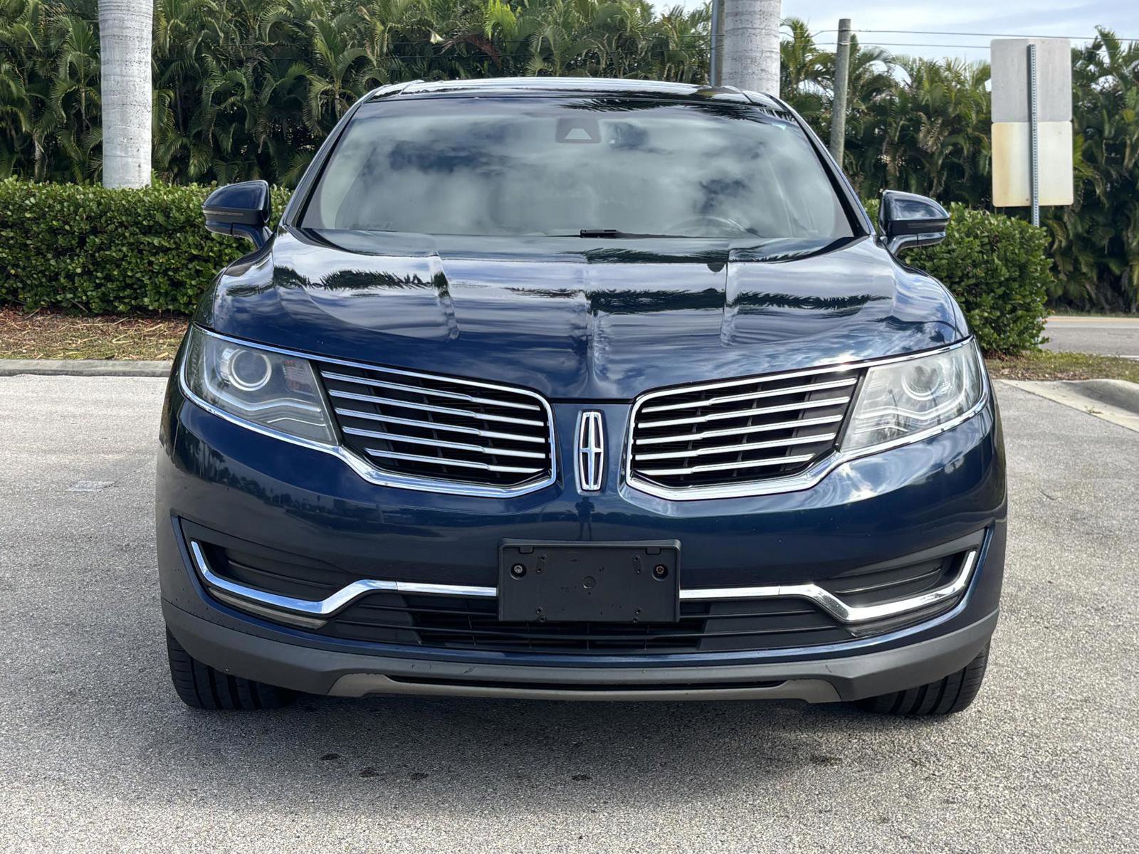 Used 2017 Lincoln MKX Reserve w/ Driver Assistance Package image 3