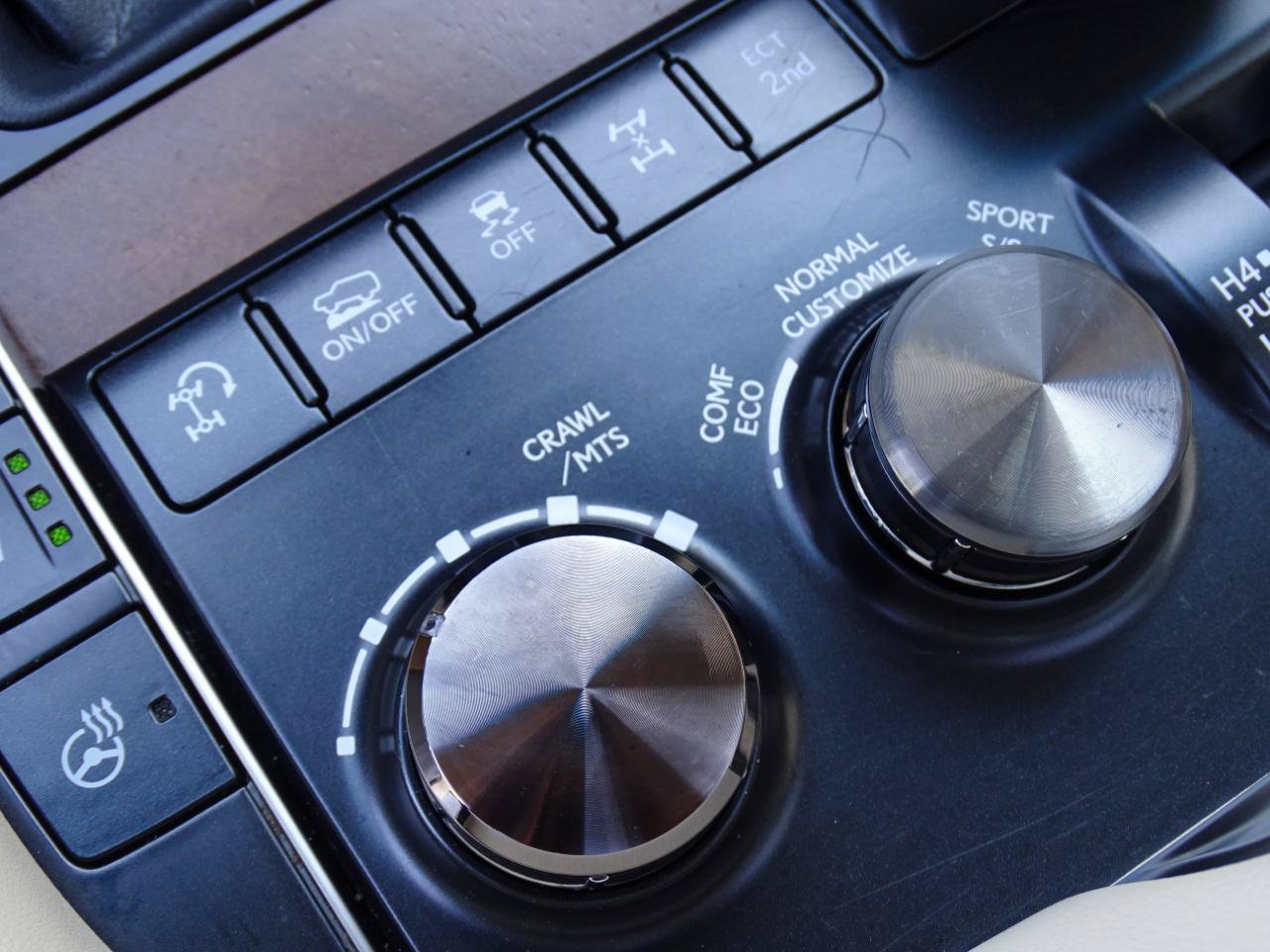 Used 2016 Lexus LX 570 4WD w/ Luxury Package image 25