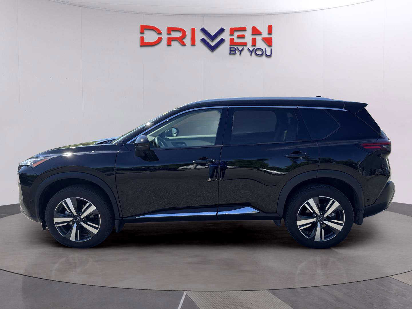 Used 2023 Nissan Rogue SL w/ SL Premium Package FWD image 2