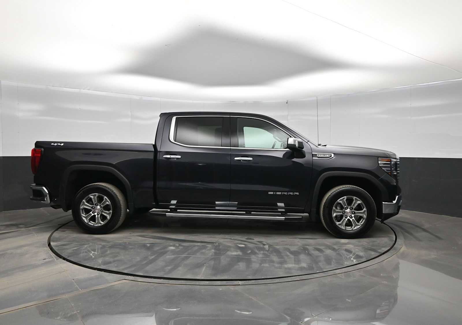 Used 2022 GMC Sierra 1500 SLT w/ SLT Convenience Package image 9