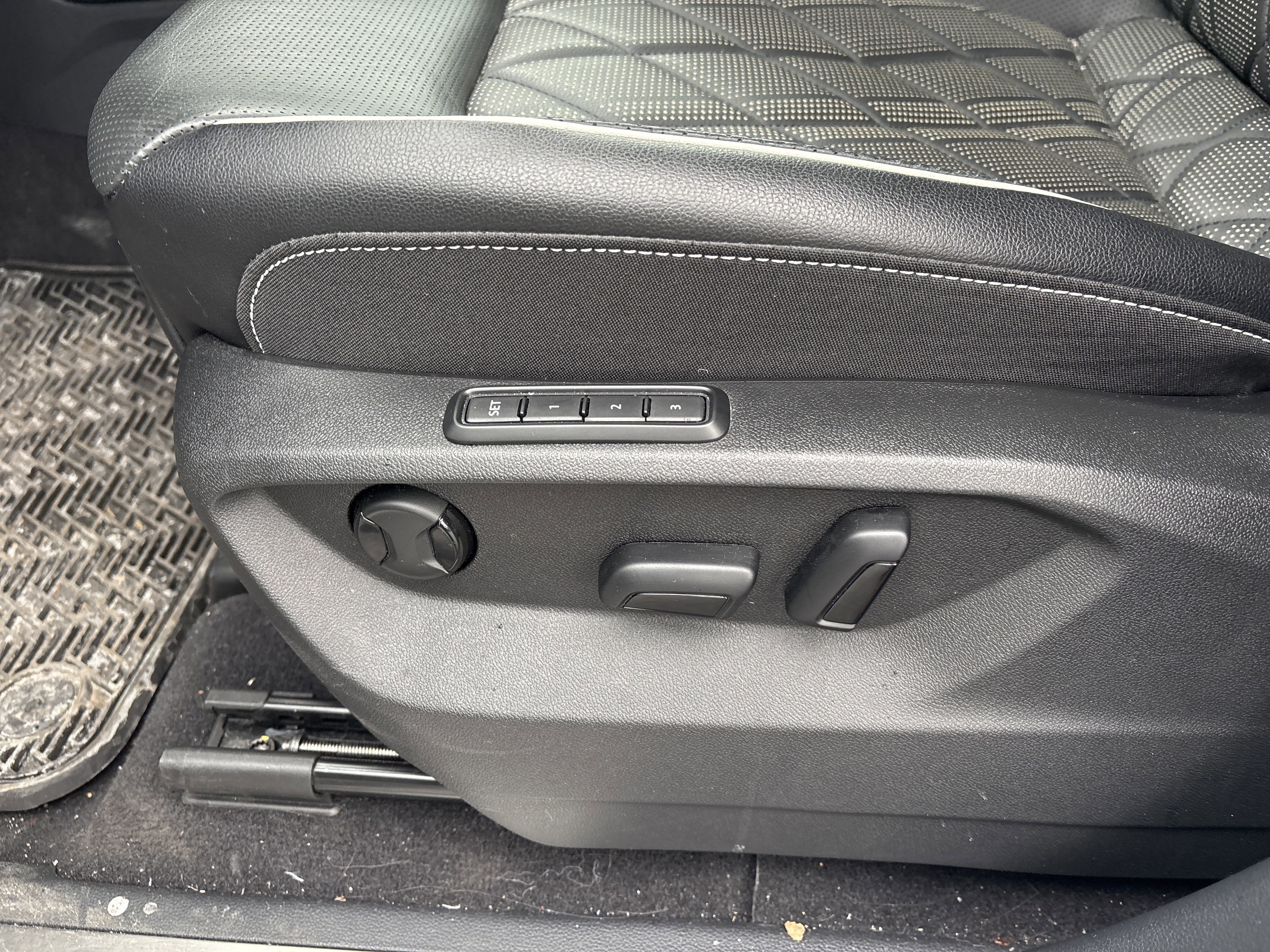 Certified 2024 Volkswagen Atlas SEL Premium R-Line image 10