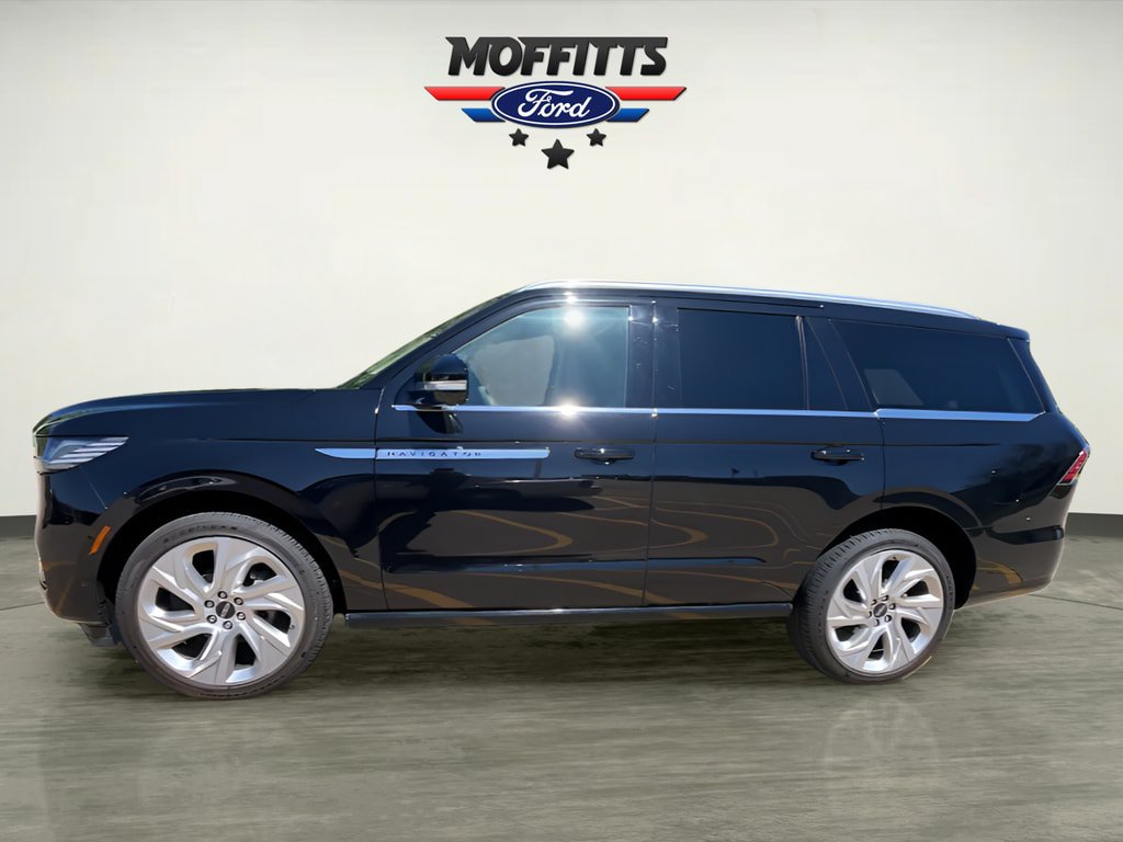 Used 2025 Lincoln Navigator Reserve AWD/4WD image 2
