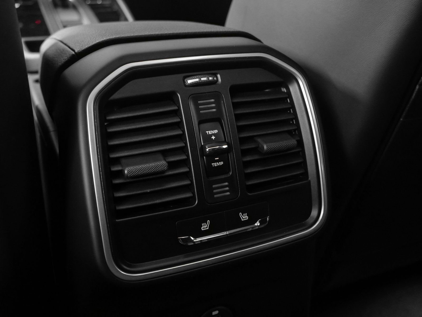 Certified 2025 Porsche Macan AWD/4WD image 40