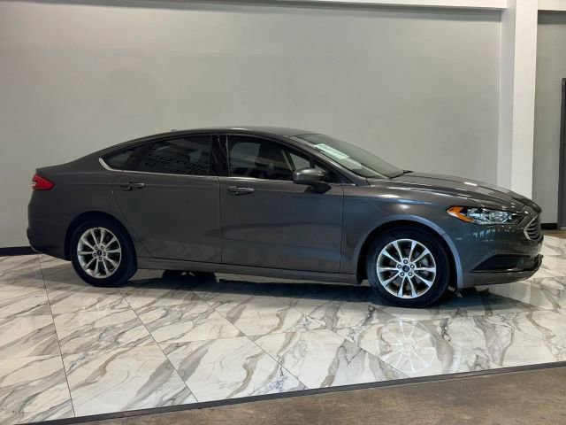 Used 2017 Ford Fusion SE w/ Fusion SE Technology Package FWD image 4
