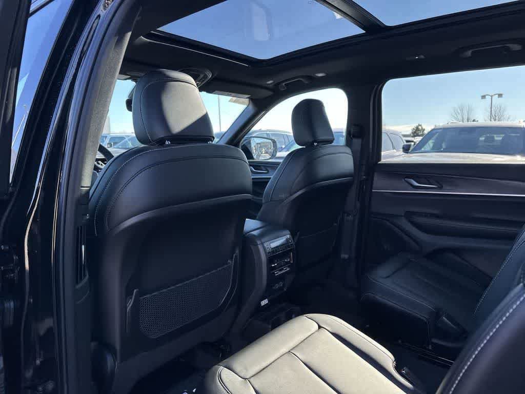 Used 2025 Jeep Grand Cherokee L Limited w/ Trailer Tow Package AWD/4WD image 15