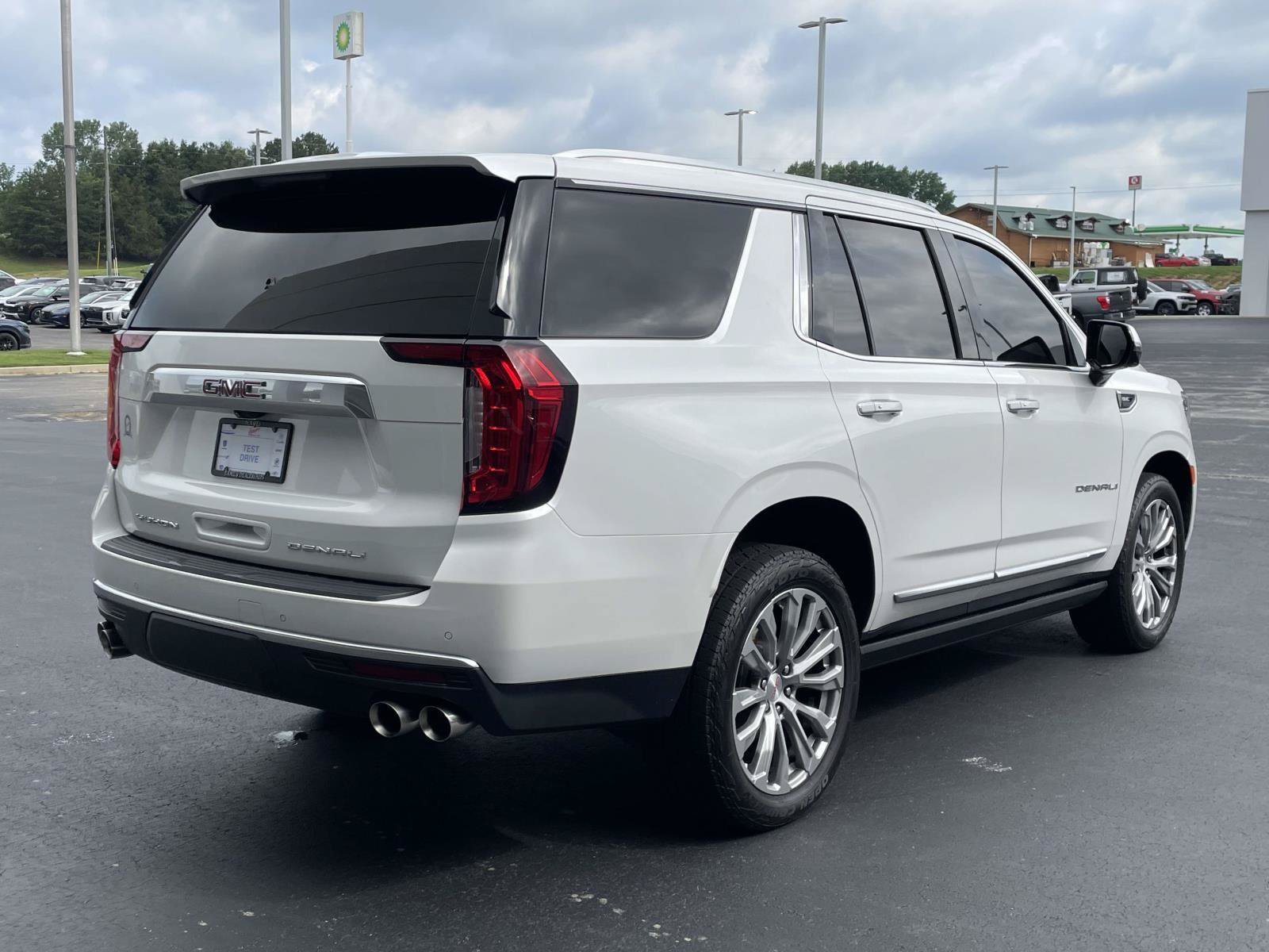 Used 2021 GMC Yukon Denali w/ Denali Premium Package RWD image 3