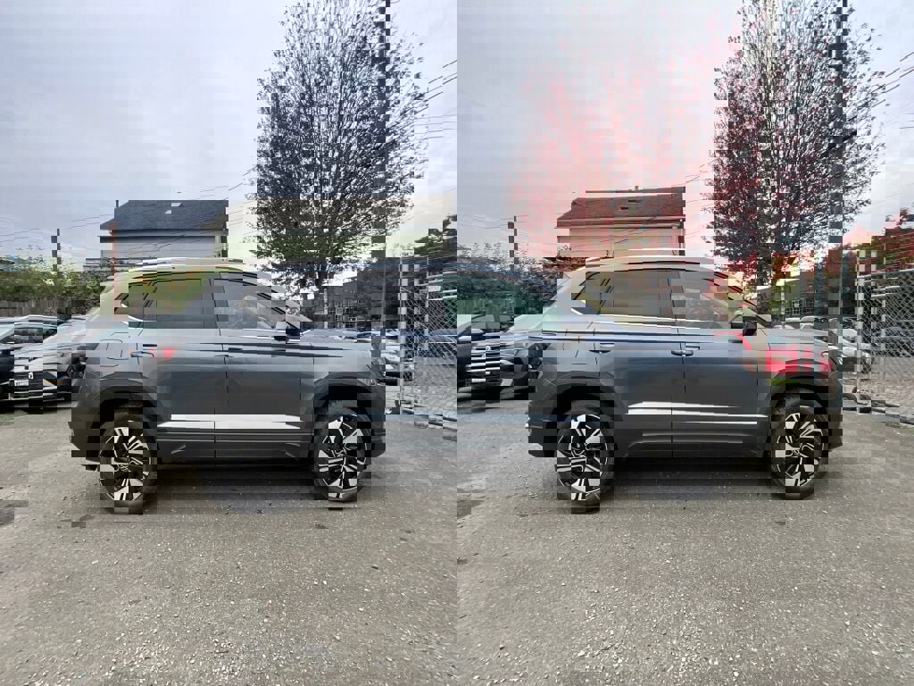 New 2025 Volkswagen Taos SE image 9