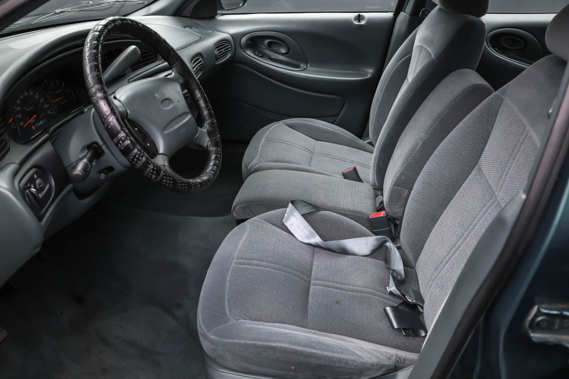 Used 1997 Ford Taurus GL FWD image 5