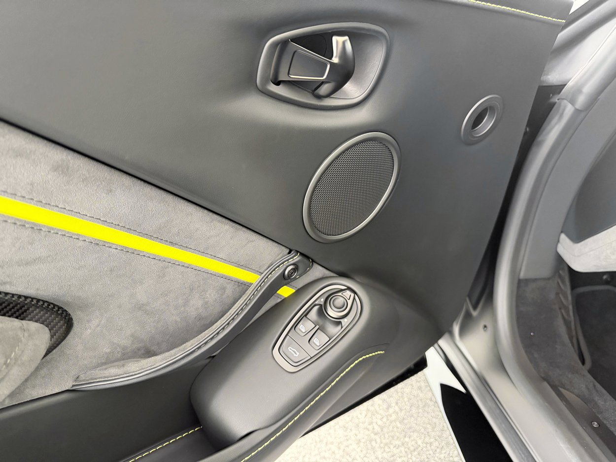 Used 2022 Aston Martin V8 Vantage Coupe image 15