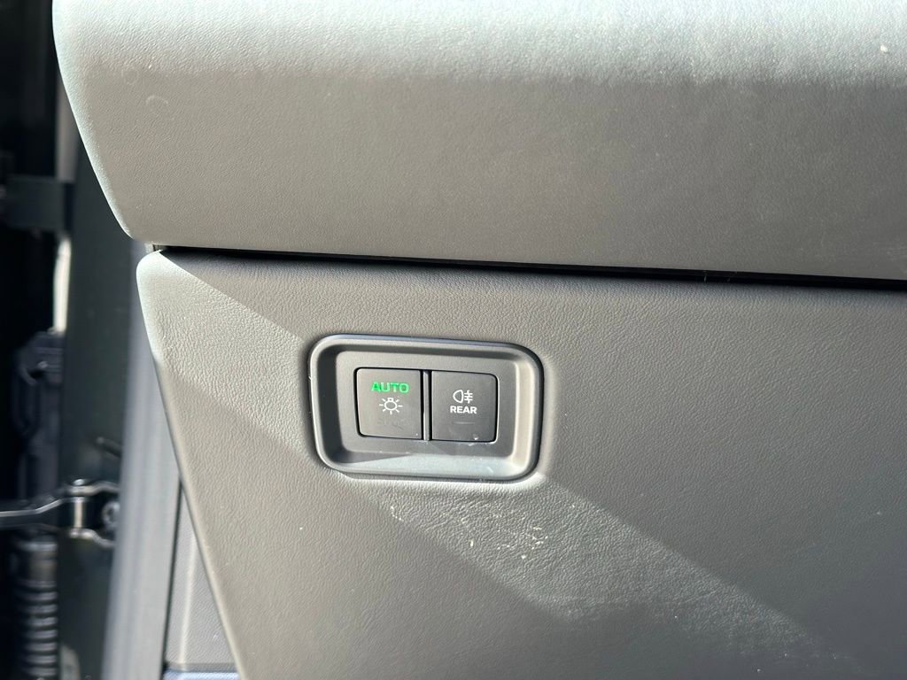 Used 2025 Porsche Macan 4 Electric image 34