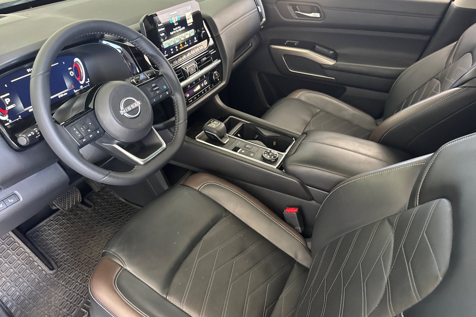Used 2024 Nissan Pathfinder Platinum w/ Cargo Package AWD/4WD image 4