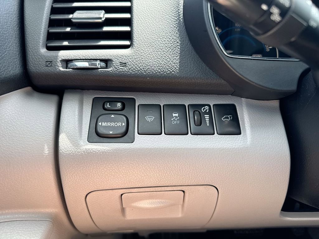 Used 2012 Toyota Highlander Limited AWD/4WD image 18