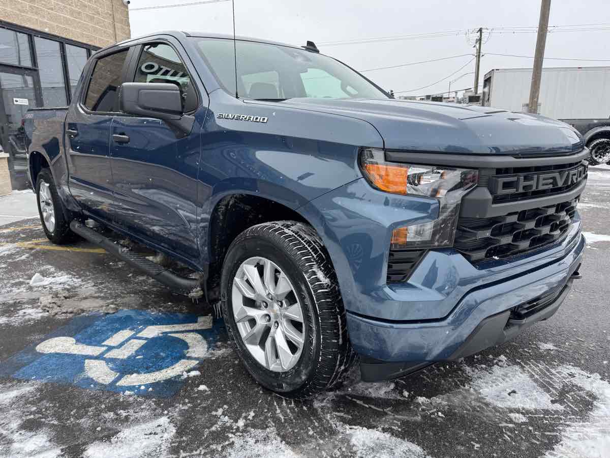 Used 2024 Chevrolet Silverado 1500 Custom image 3