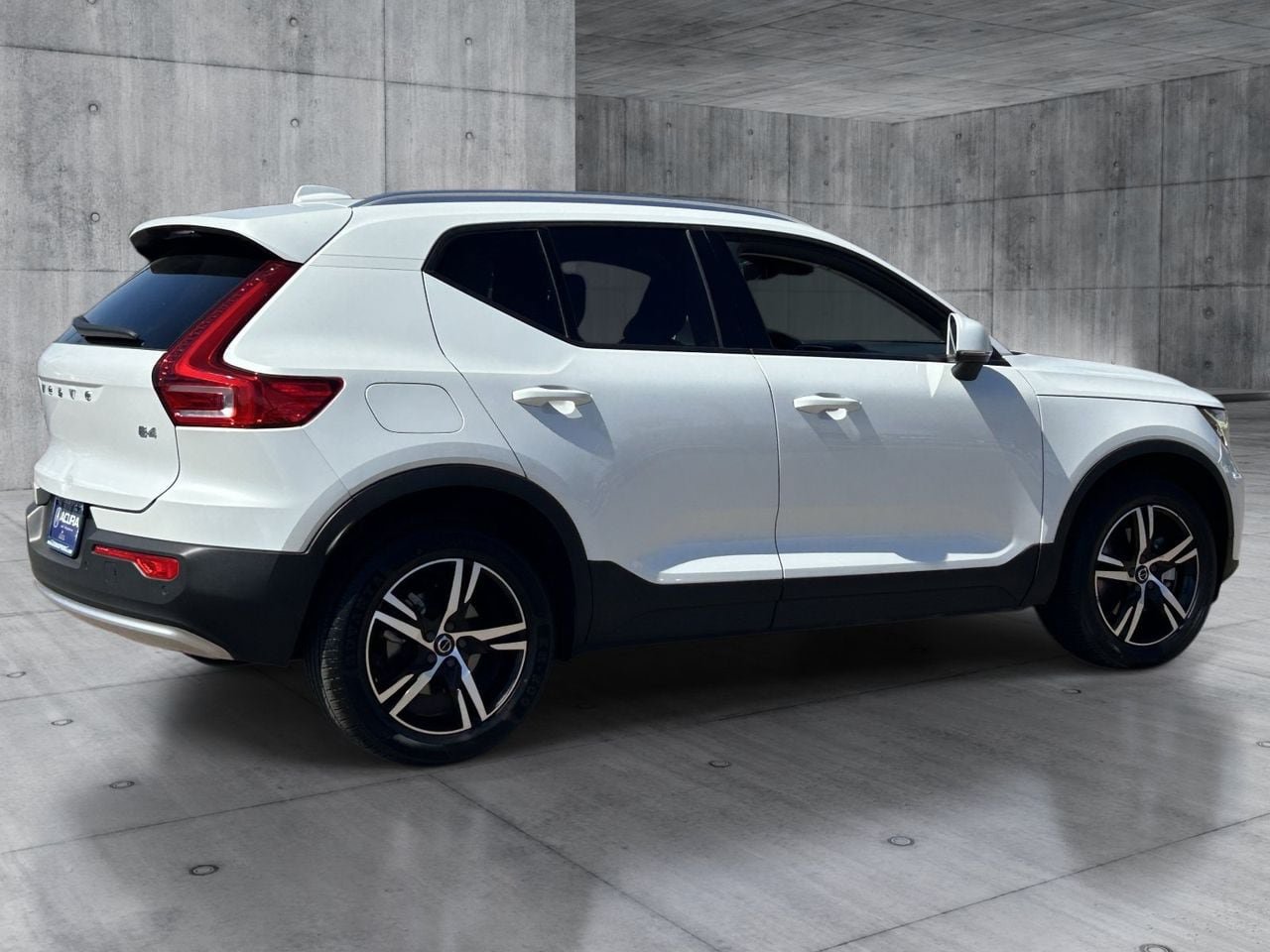 Used 2023 Volvo XC40 B4 Core FWD image 5