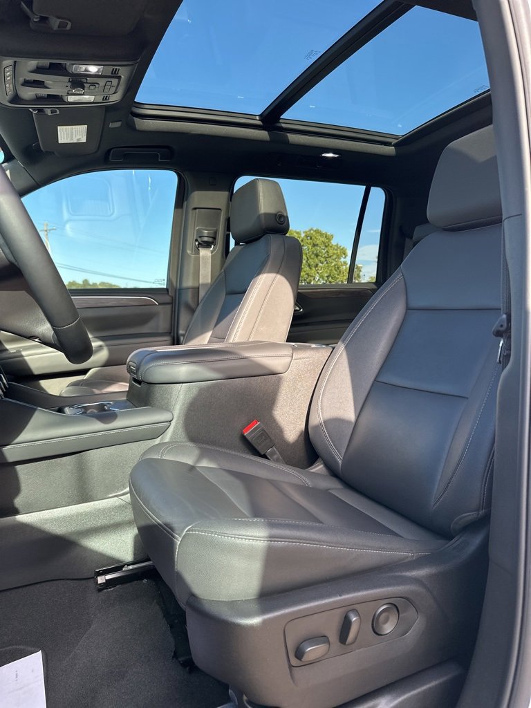 Used 2024 Chevrolet Suburban Z71 w/ Luxury Package image 11