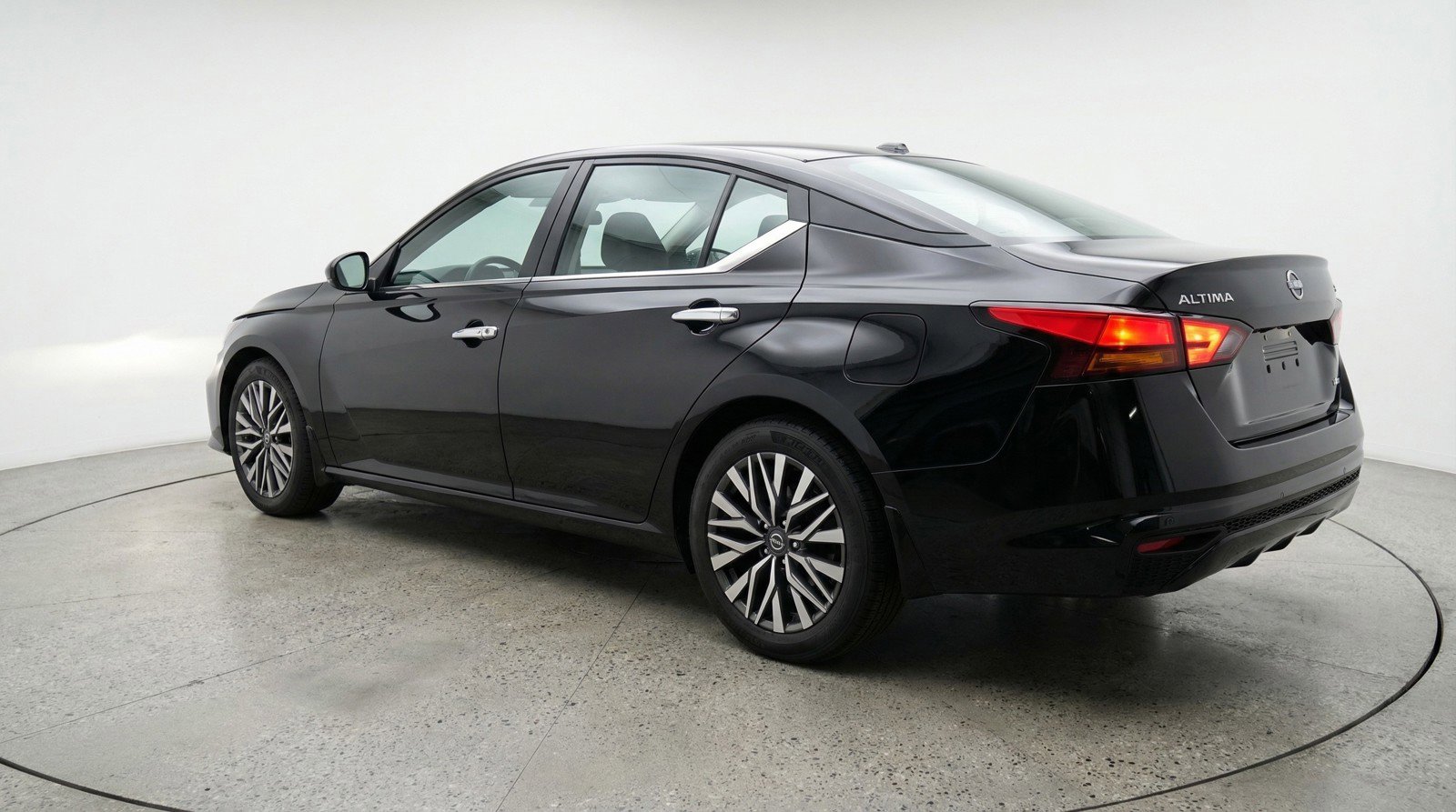 Used 2025 Nissan Altima 2.5 SV image 6