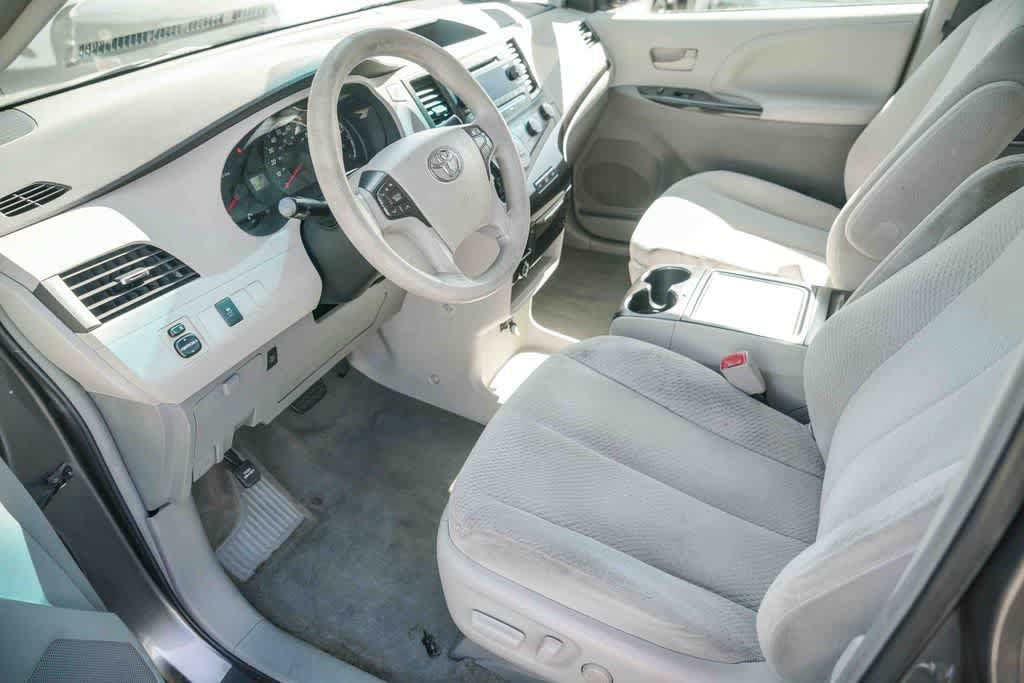 Used 2012 Toyota Sienna LE w/ Towing Pkg FWD image 16