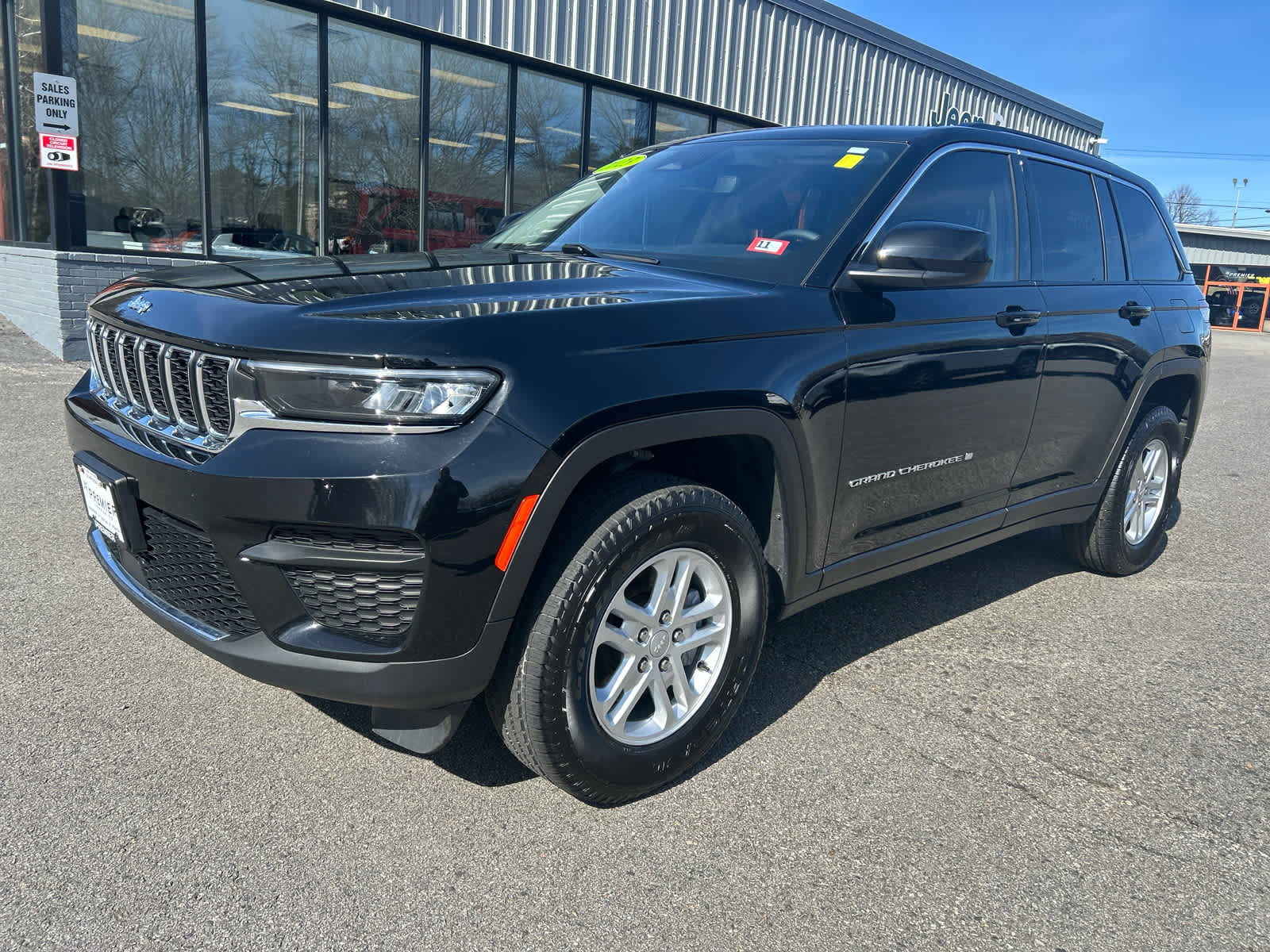 Used 2023 Jeep Grand Cherokee Laredo image 10