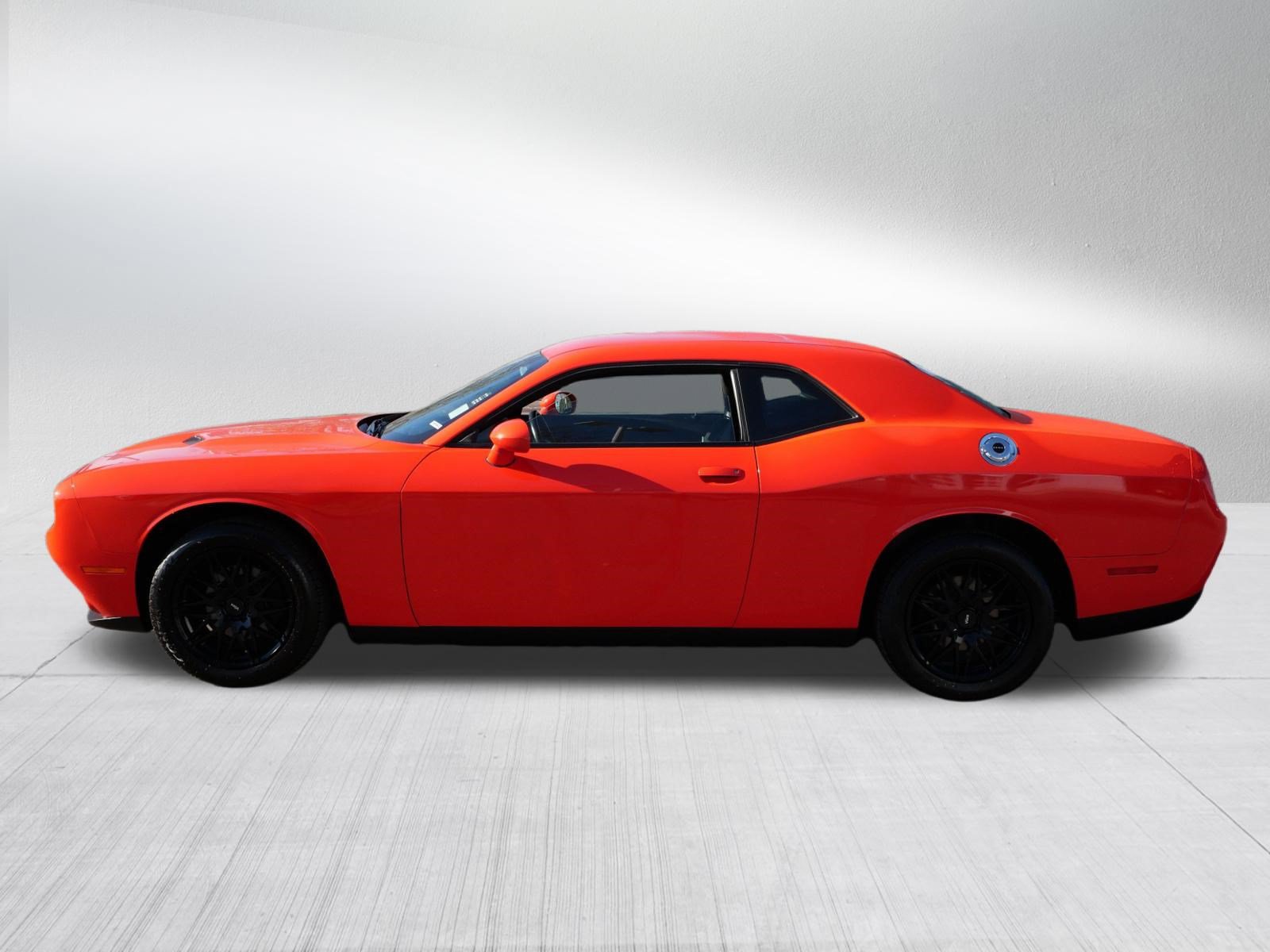 Used 2016 Dodge Challenger SXT w/ Driver Convenience Group RWD image 4