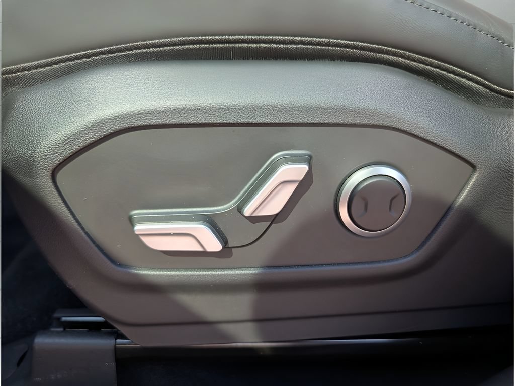 Used 2025 Hyundai Santa Fe SEL FWD image 15