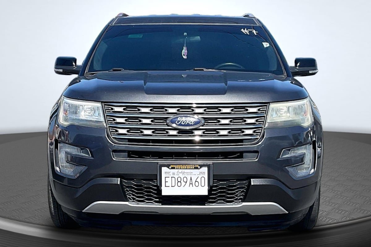 Used 2016 Ford Explorer XLT FWD image 3