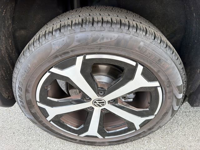 Used 2025 Volkswagen Tiguan SE image 17
