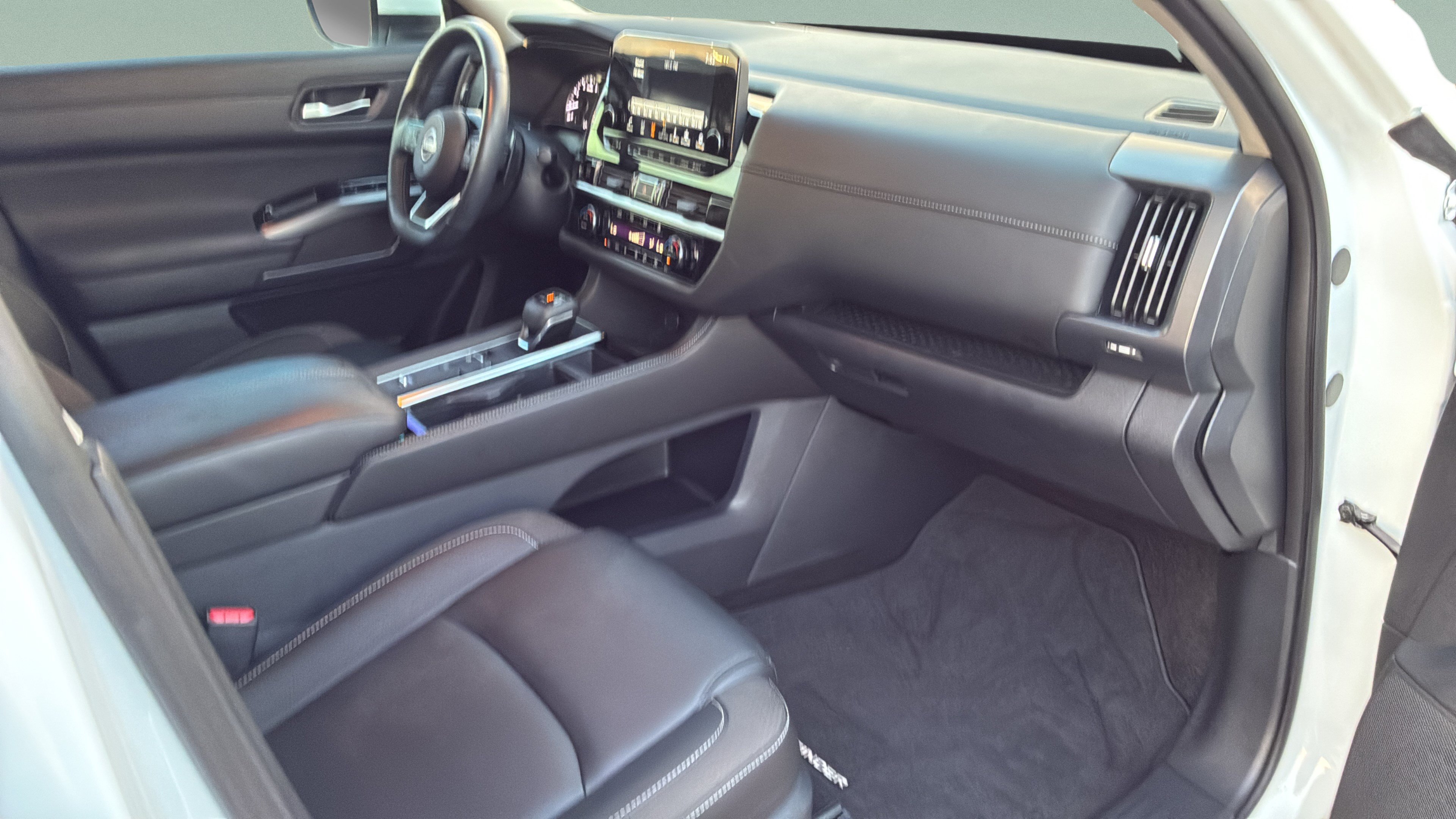 Used 2025 Nissan Pathfinder SL FWD image 31