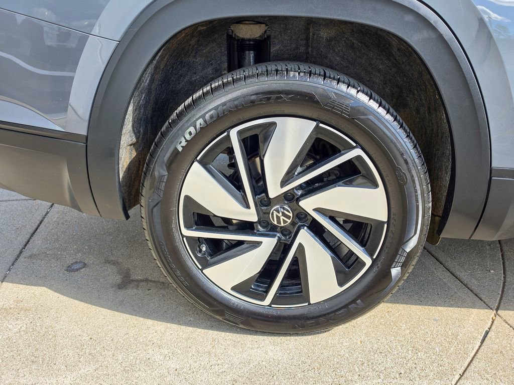 Certified 2025 Volkswagen Atlas SE w/ Panoramic Sunroof Package AWD/4WD image 9