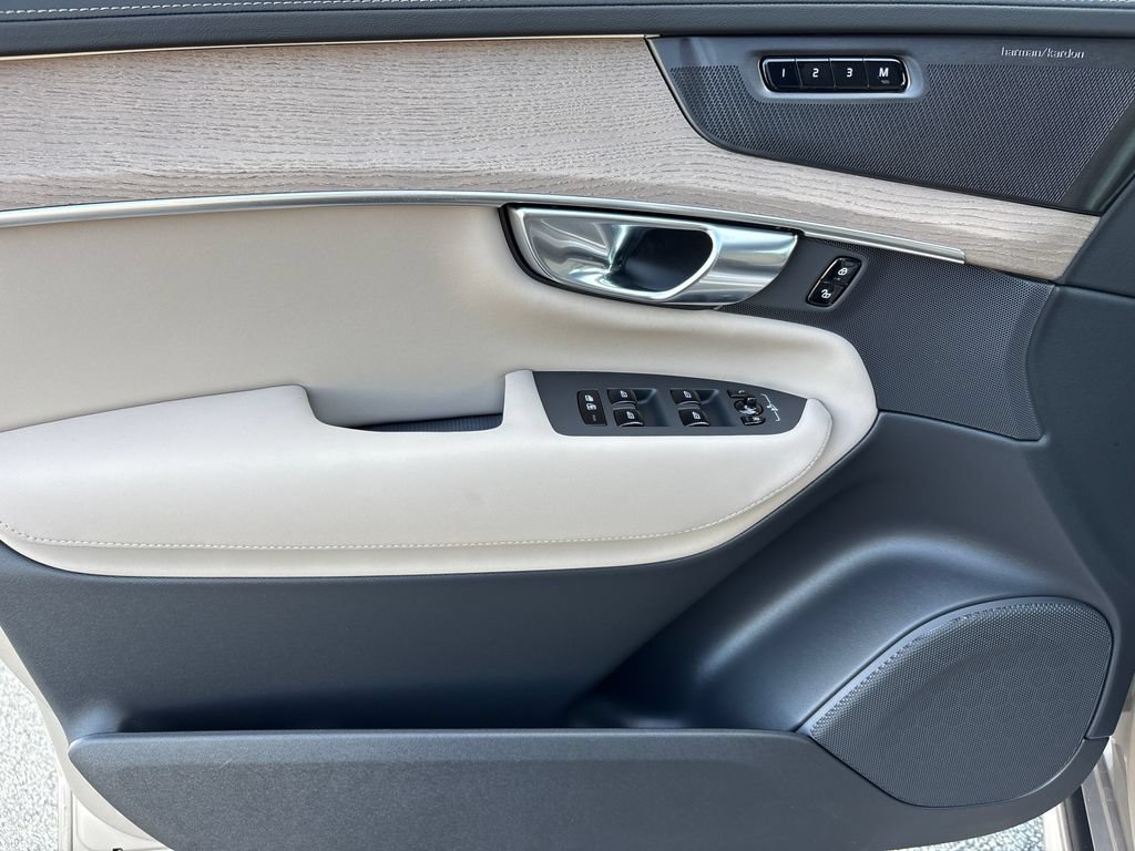 New 2026 Volvo XC90 T8 Plus w/ Protection Package Premier AWD/4WD image 9
