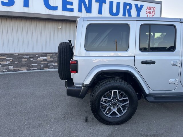 Used 2024 Jeep Wrangler Sahara image 11