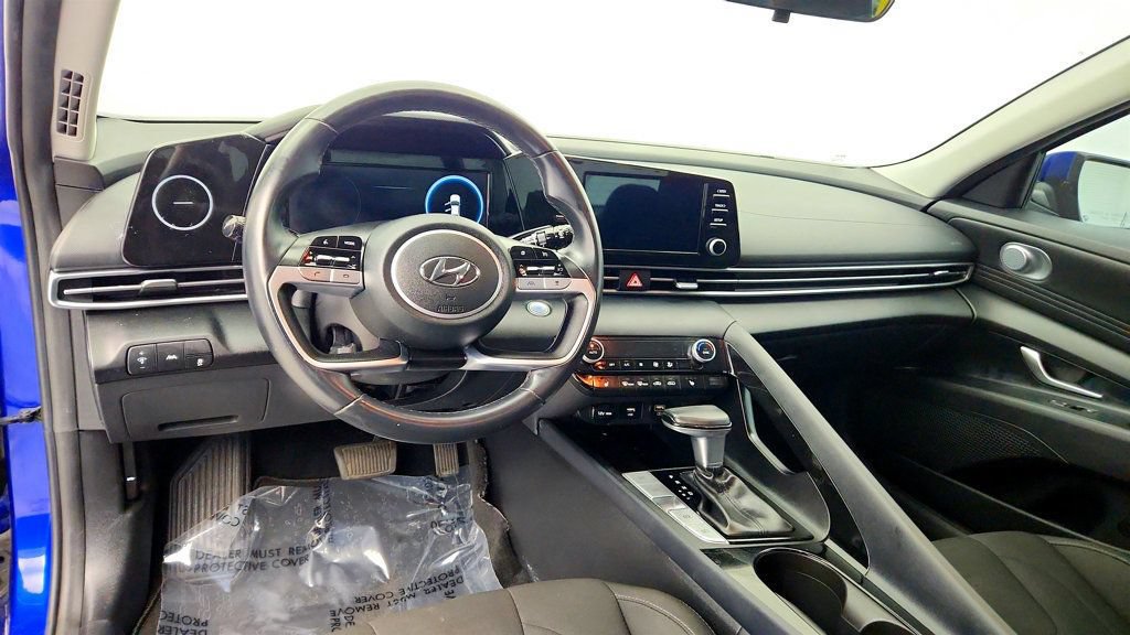 Used 2022 Hyundai Elantra SEL w/ Convenience Package FWD image 12
