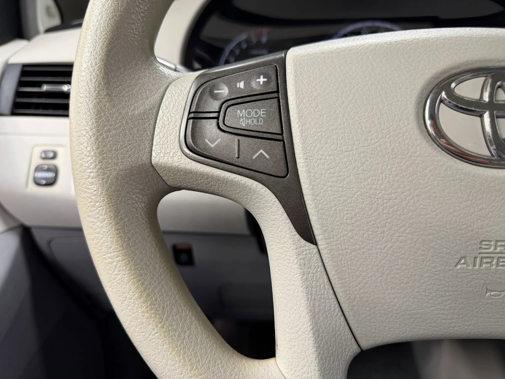 Used 2011 Toyota Sienna LE FWD image 31