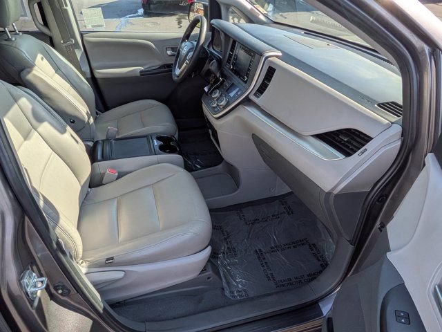 Used 2020 Toyota Sienna LE w/ Carpet Mat Package FWD image 5